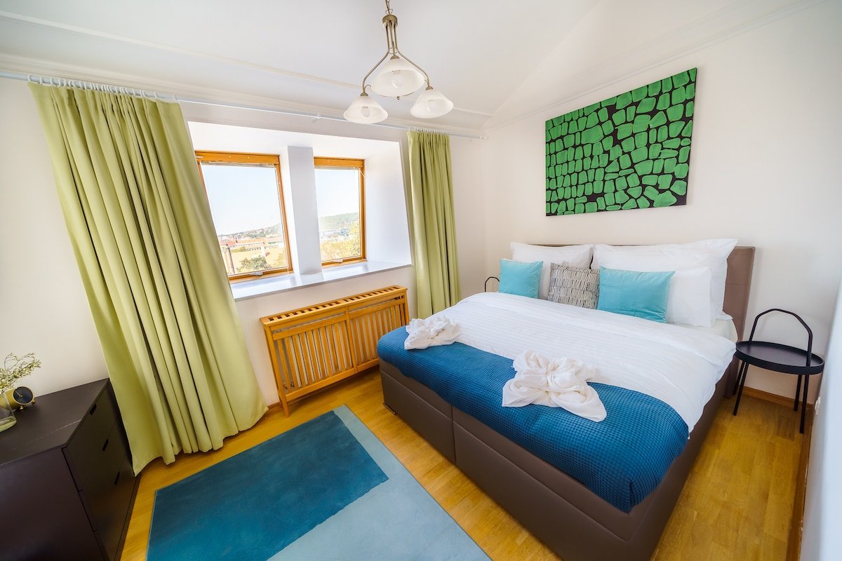 HOME ALONE 5BR+3BATH Penthouse in center of Prague gallery image 4