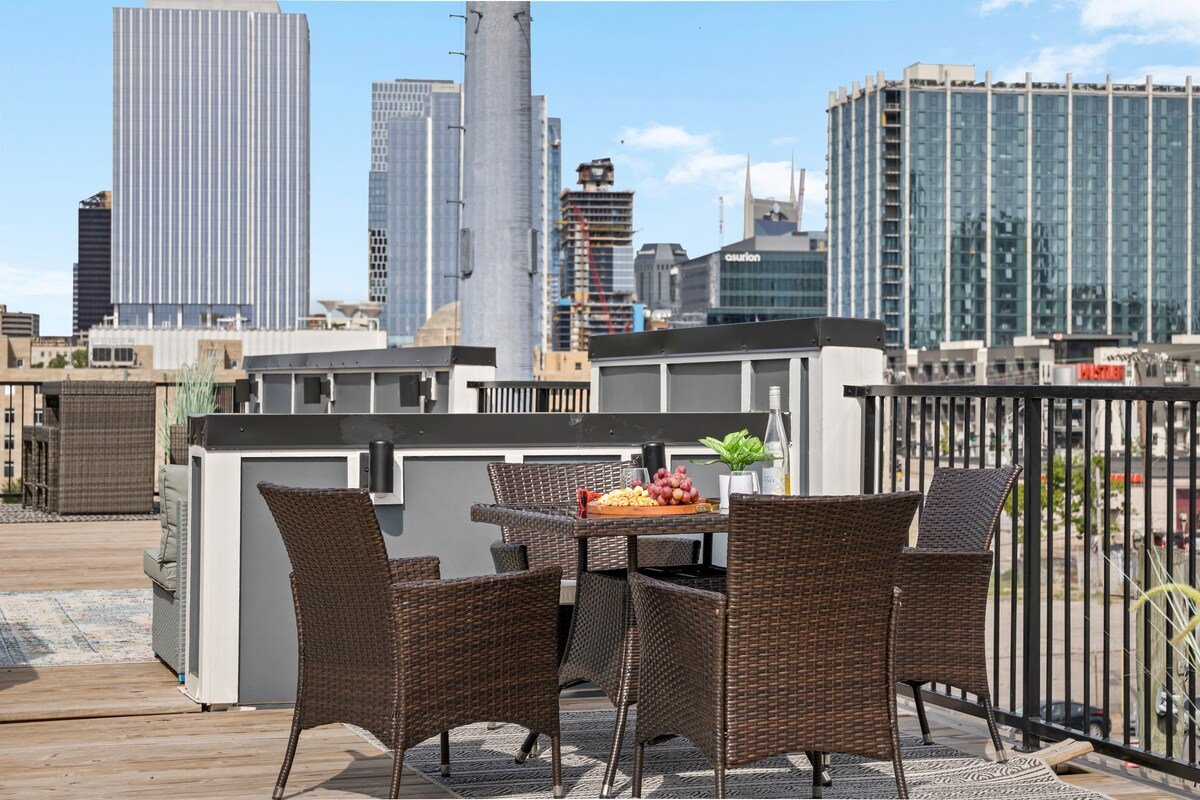 Spacious Group Getaway: Rooftop Deck & Hot Tub! gallery image 4