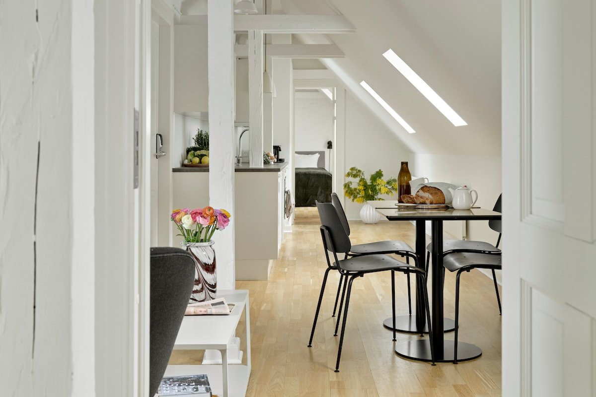 Spacious Attic Apartment for 5 gallery image 2
