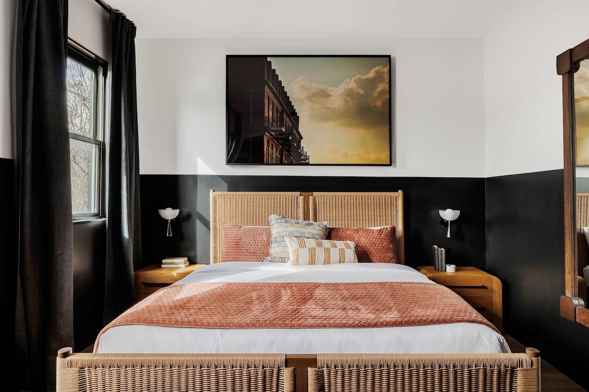 Designer Home 1 Block to magazine| Heated Pool/Spa gallery image 5