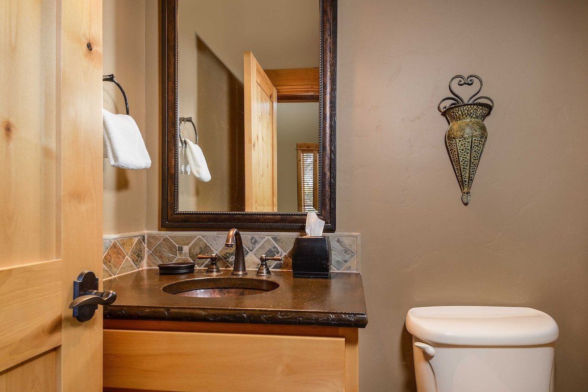 Spacious 3BD/3.5B Cabin w Hot Tub at Brasada Ranch gallery image 5