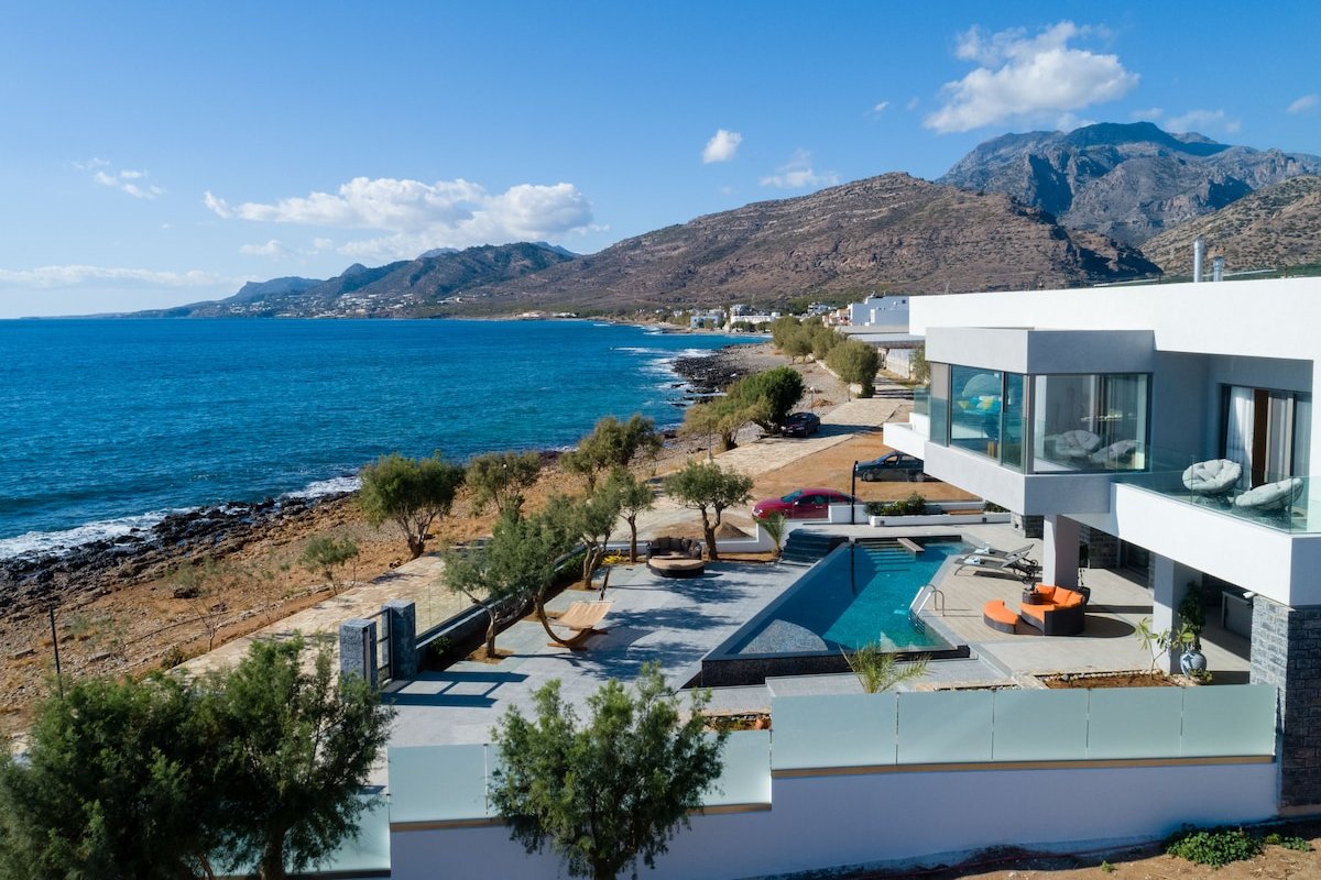 Beachfront Moonlight villa for large groups gallery image 2