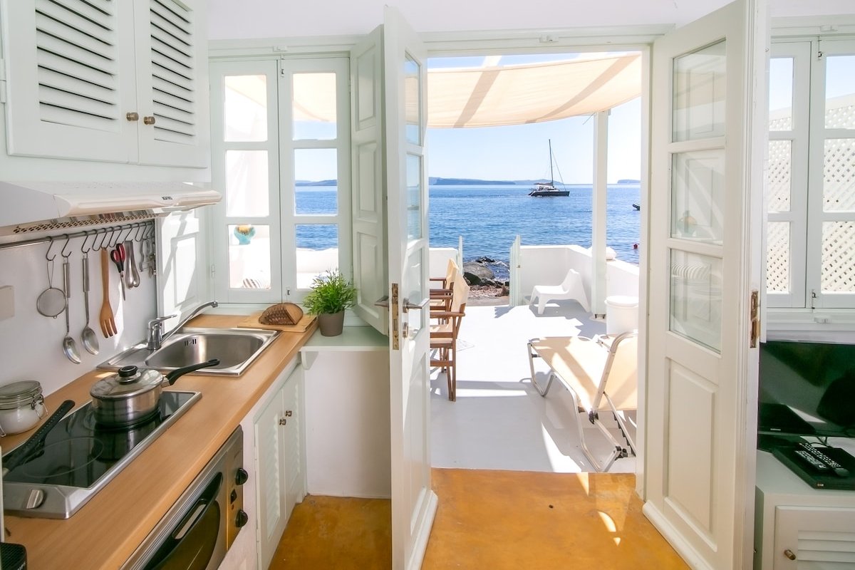 Armeni Beach House – with private boat service! gallery image 3