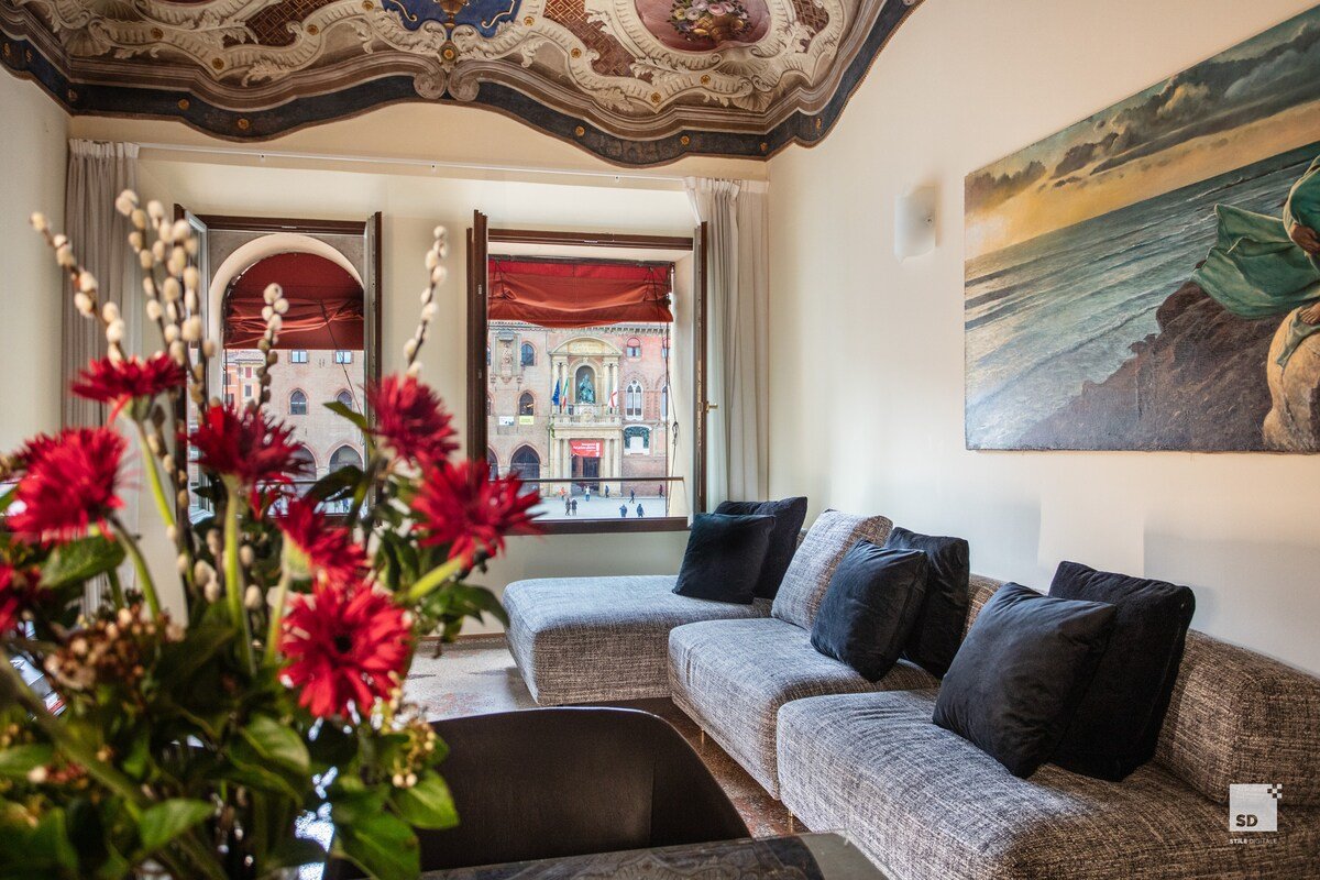 Urbanicooh Paracelso – Piazza Maggiore View gallery image 4