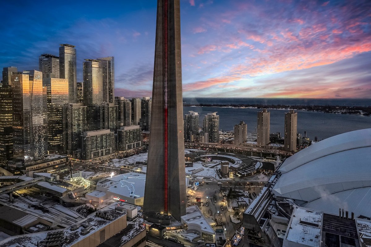 Modern Penthouse CN Tower+Lake Sunset View|Sleeps8 gallery image 4