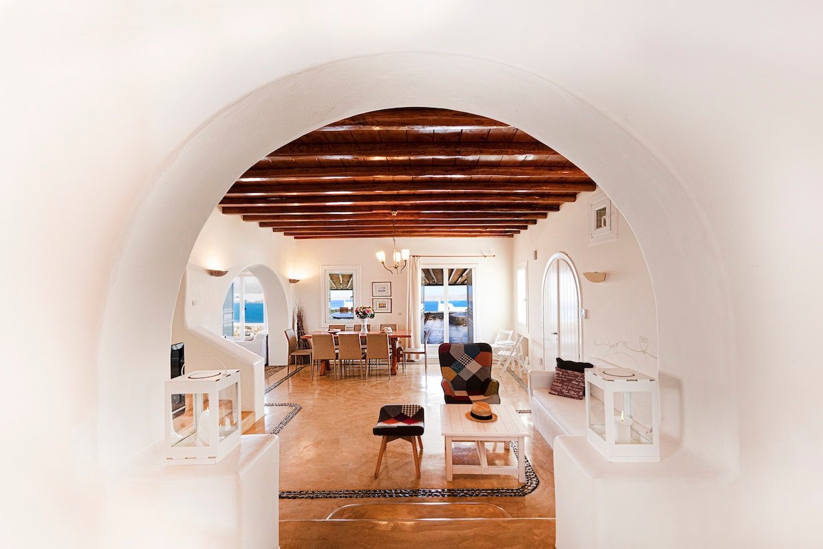 Traditional Family Villa With Infinity Sea View gallery image 3