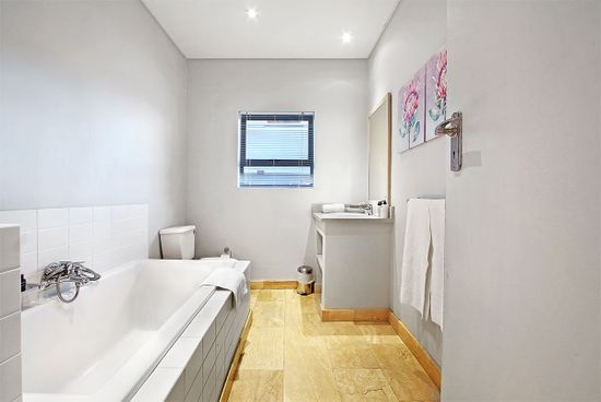 Photo 2 of Belmondo accommodation in Camps Bay, Cape Town with 5 bedrooms and 5 bathrooms