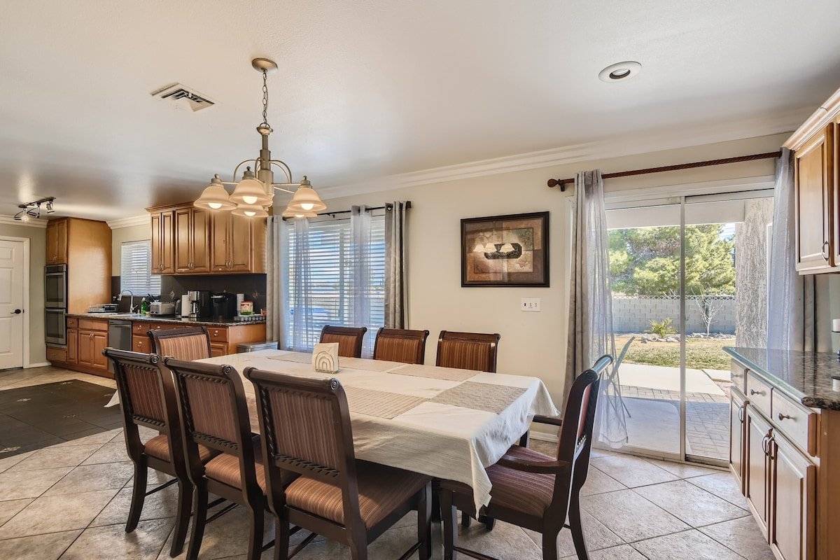 Gorgeous 6b/4b VILLA .5acre *POOL* 5 min to Strip gallery image 3