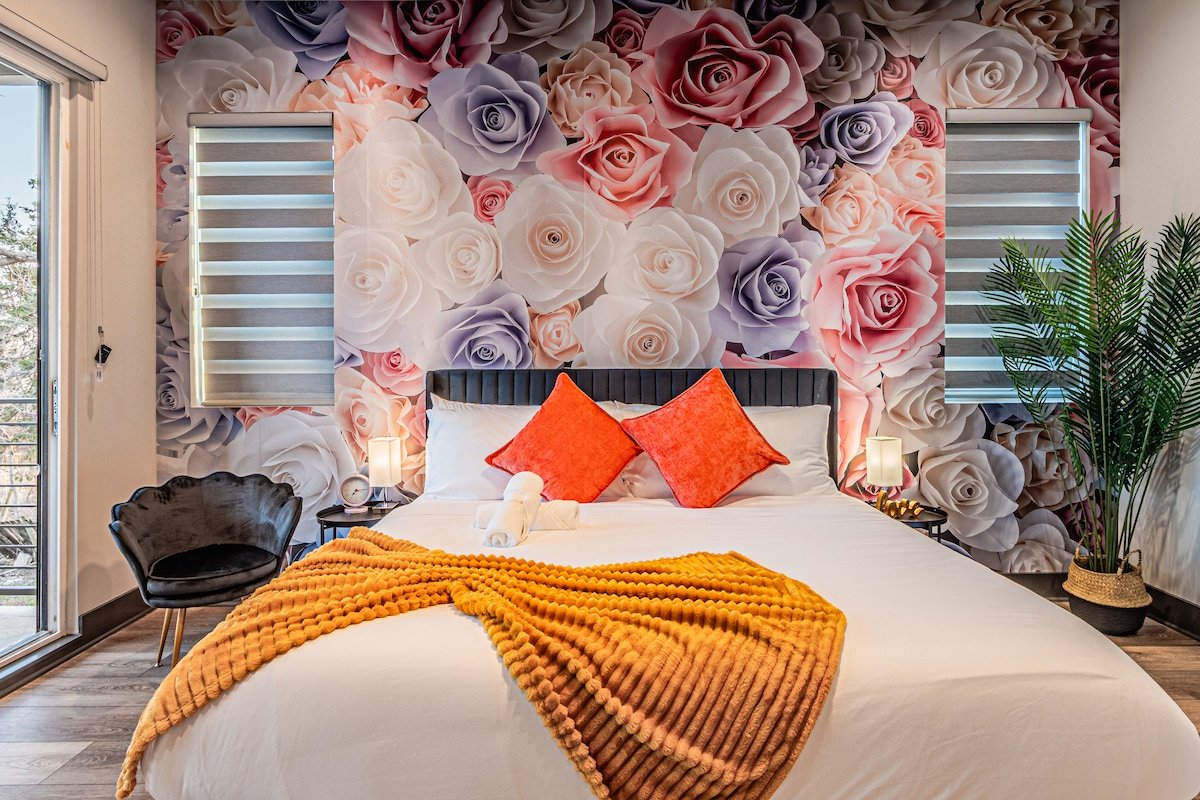 [Royal Luxury] Dallas Luxe Stay w/2 HotTubs+Games gallery image 4