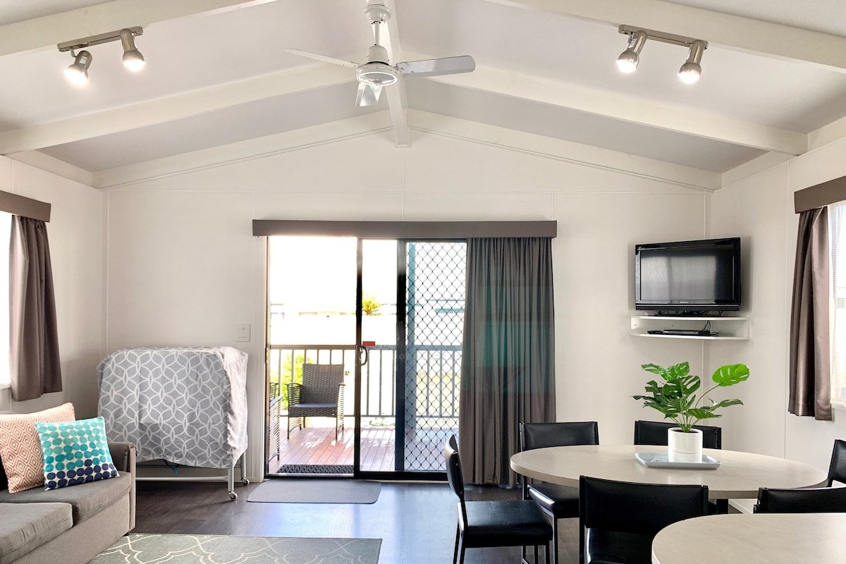 Apollo Villa – short walk to beach gallery image 4