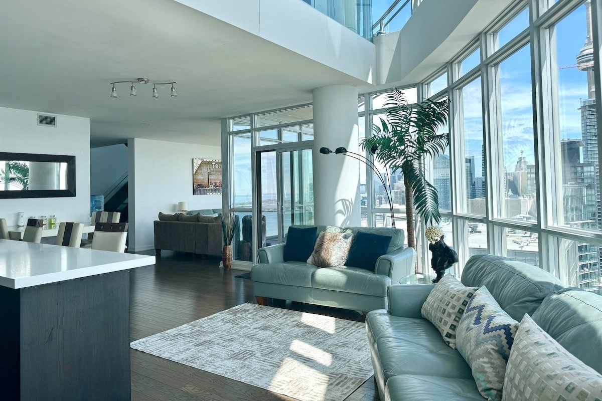 2-storey Penthouse w/2 parking and lake/city views gallery image 2