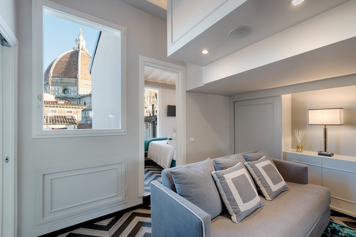 Enjoy a Boutique Penthouse Near the Duomo gallery image 5