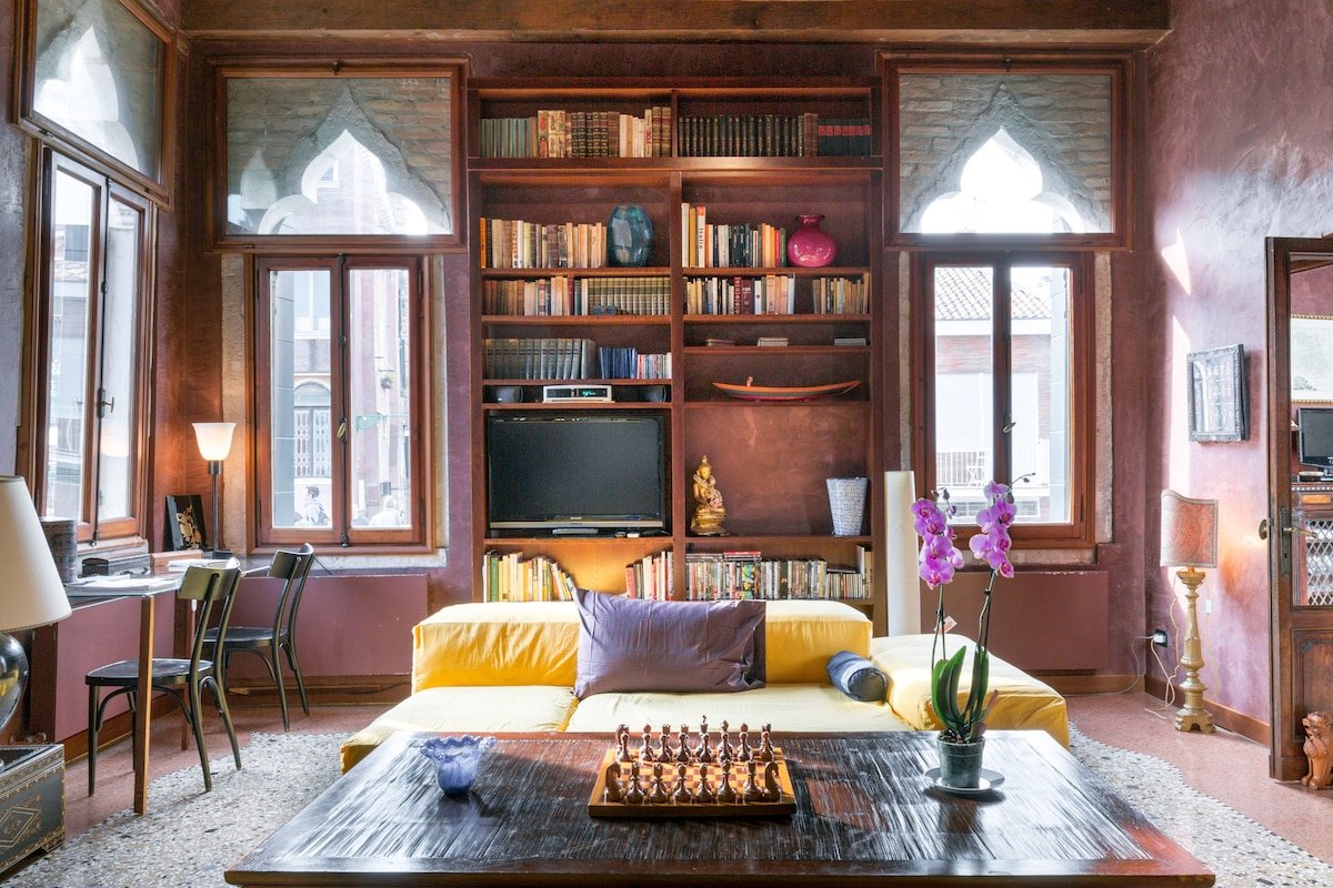 Luxury Historic Apartment on Calm Sunny Canal gallery image 2