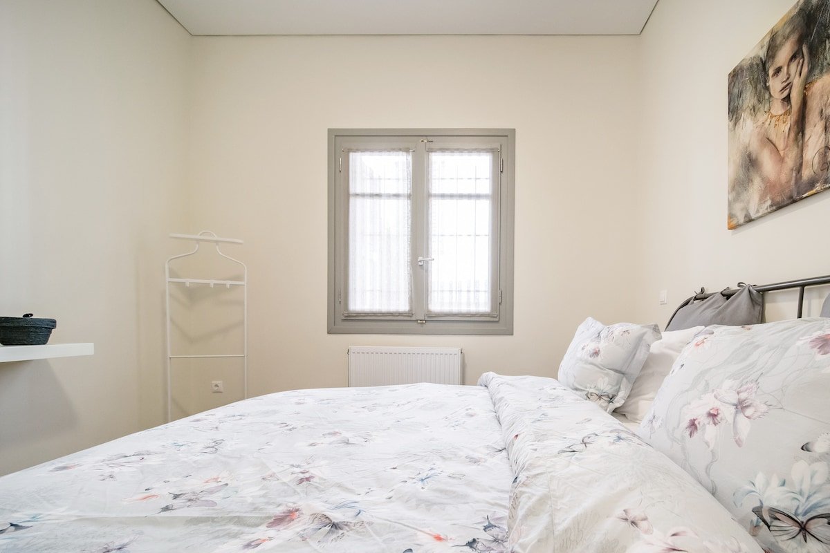 Urban Chic Home with Cityscape Vistas gallery image 5