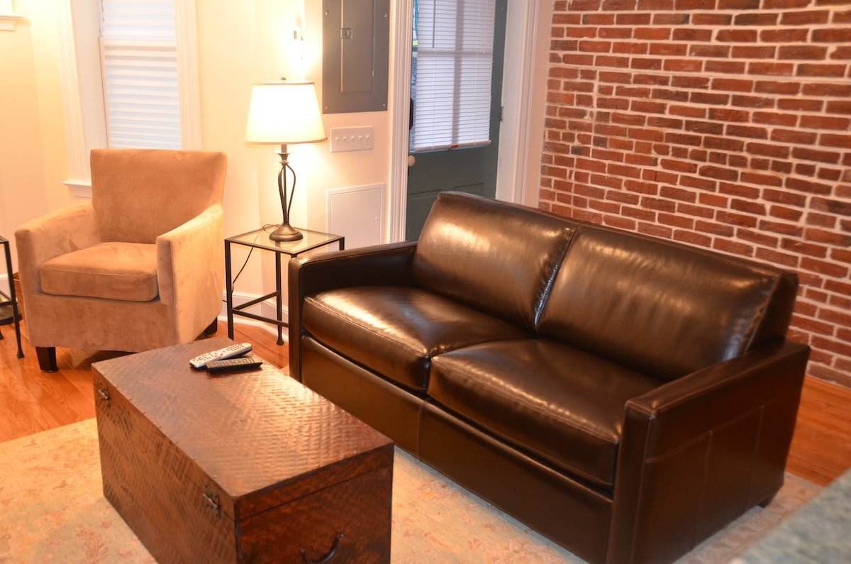 Fabulous1890Victorian-StepstoMetro! gallery image 2