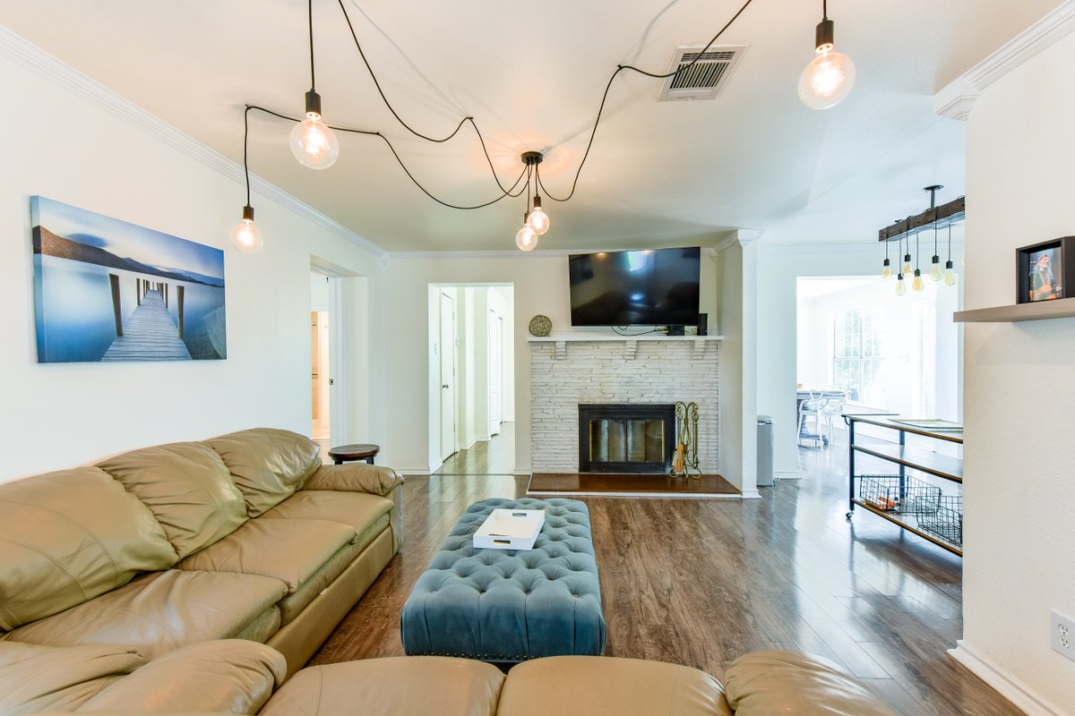 Fun 3 bedroom house with pool, hot tub & studio!