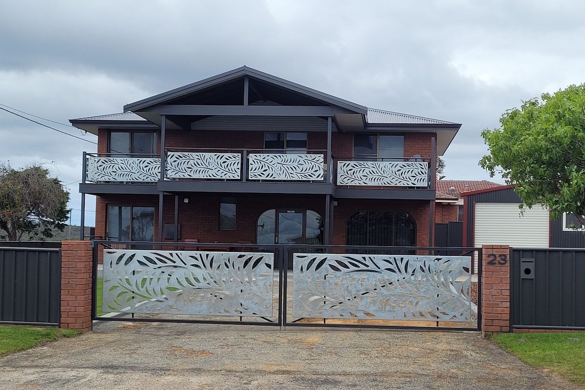 Albany Hillview. Views of ocean, harbour and range gallery image 2