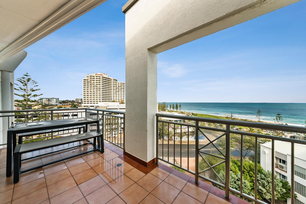 Apartment M503 – panoramic ocean views for miles! gallery image 4