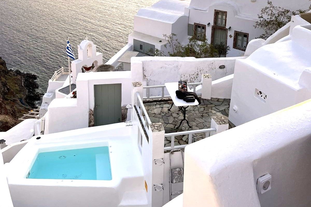 Ambi, Authentic Cycladic Cave Villa | Caldera View gallery image 5