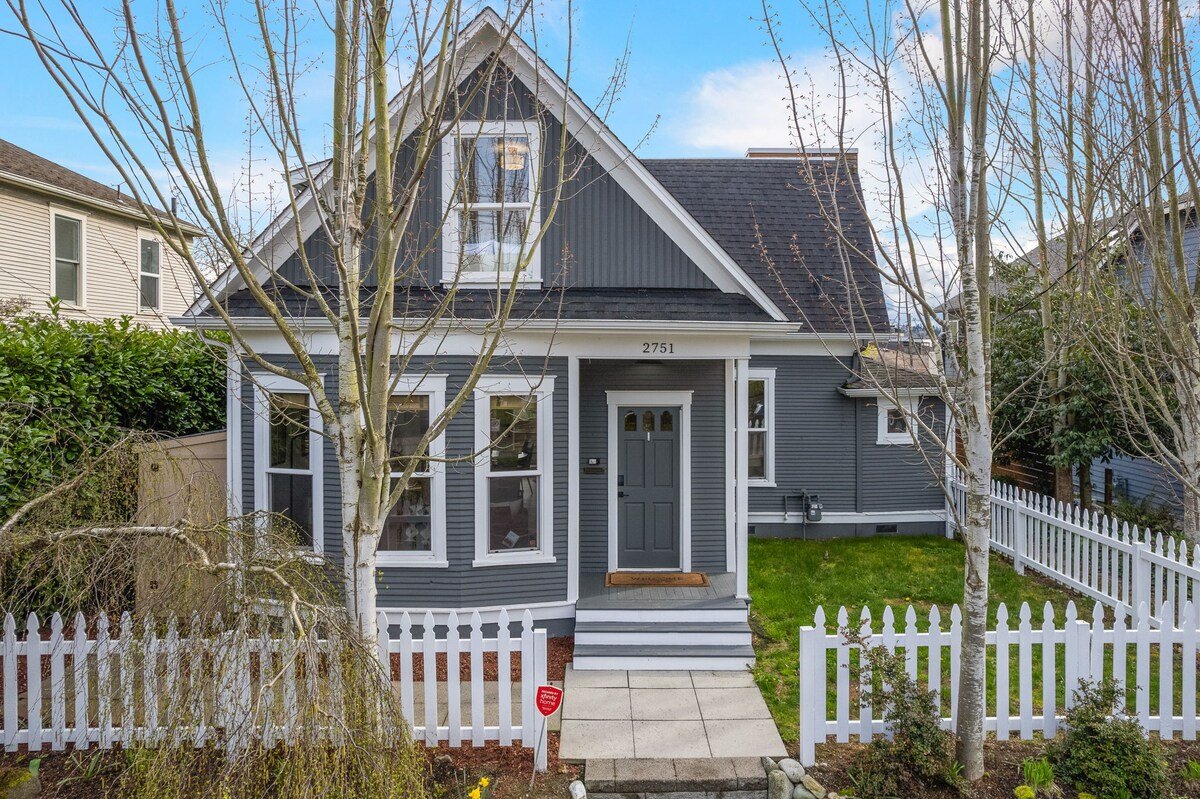 Modern & Warm City Oasis – Fire Pit gallery image 2