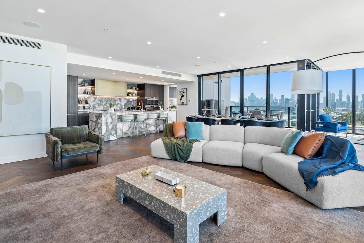 Ultralux 4BD Penthouse + Views in Beachside Resort gallery image 4