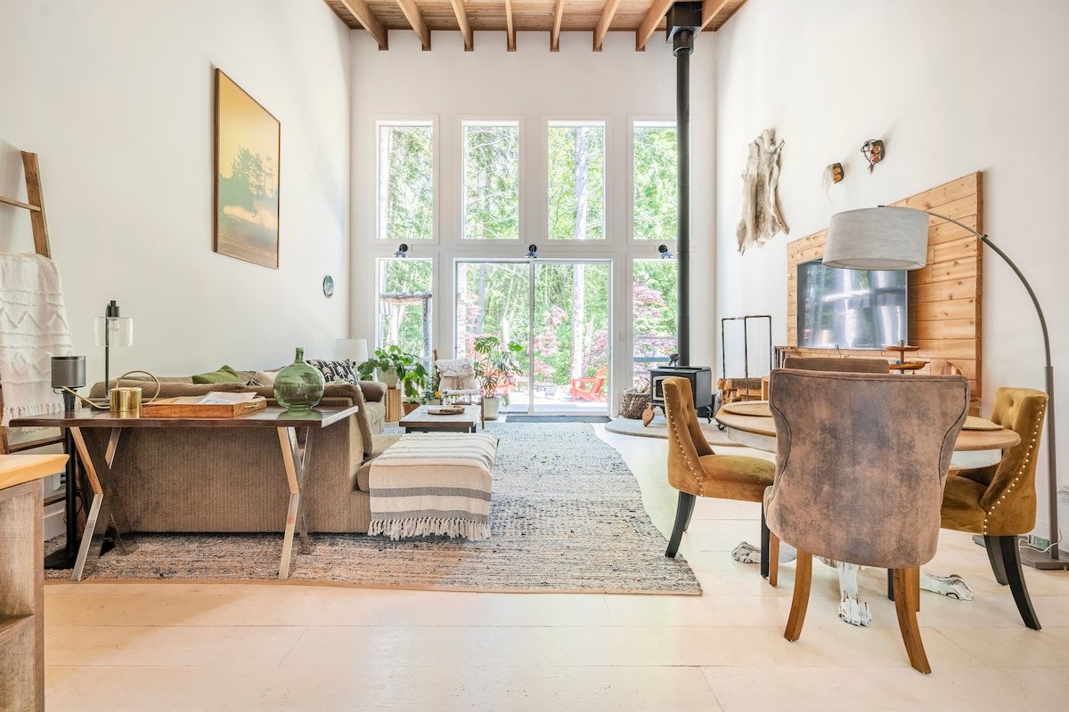 Magical retreat in Jordan River hot tub & sauna gallery image 5