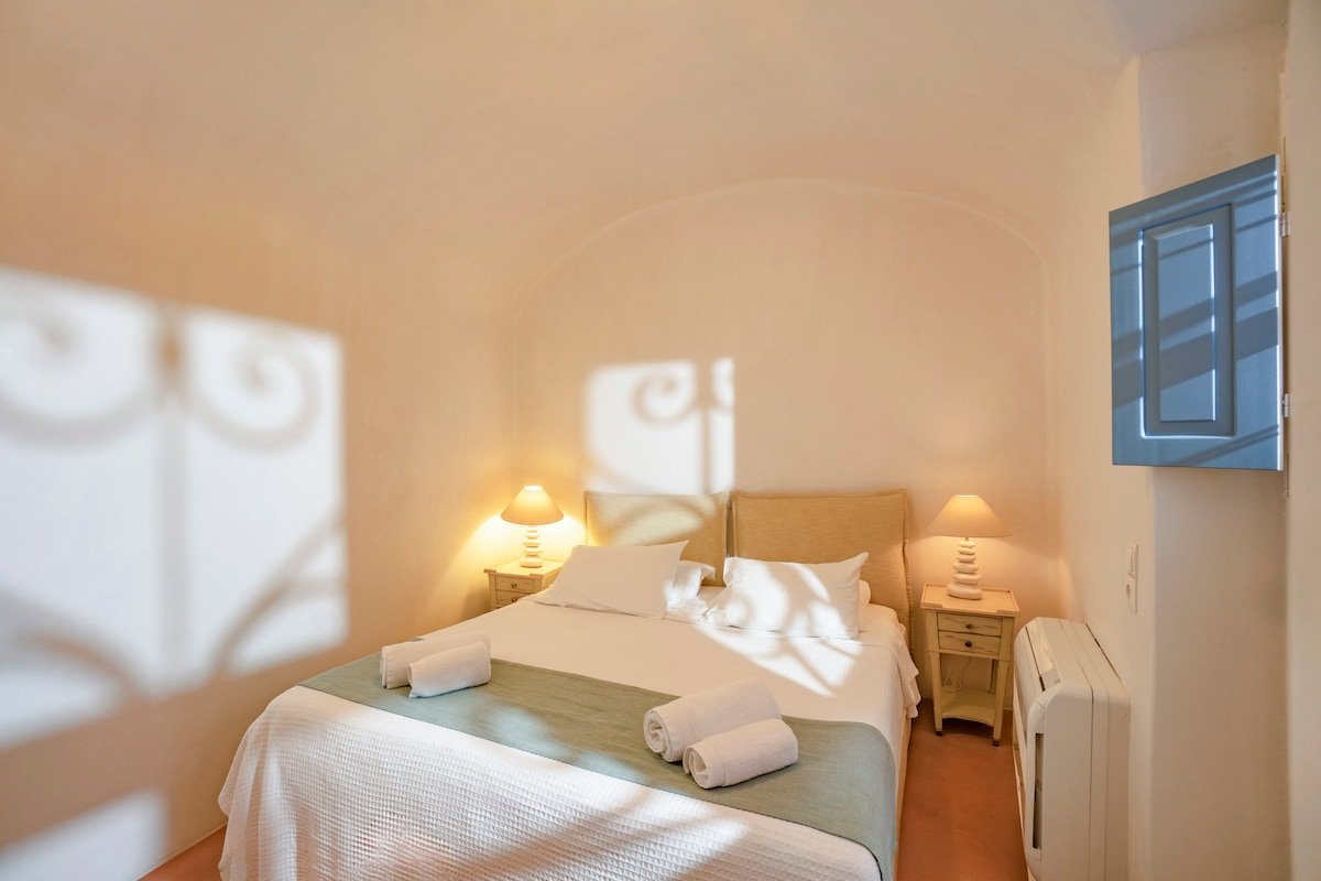 Oia Mansion gallery image 2