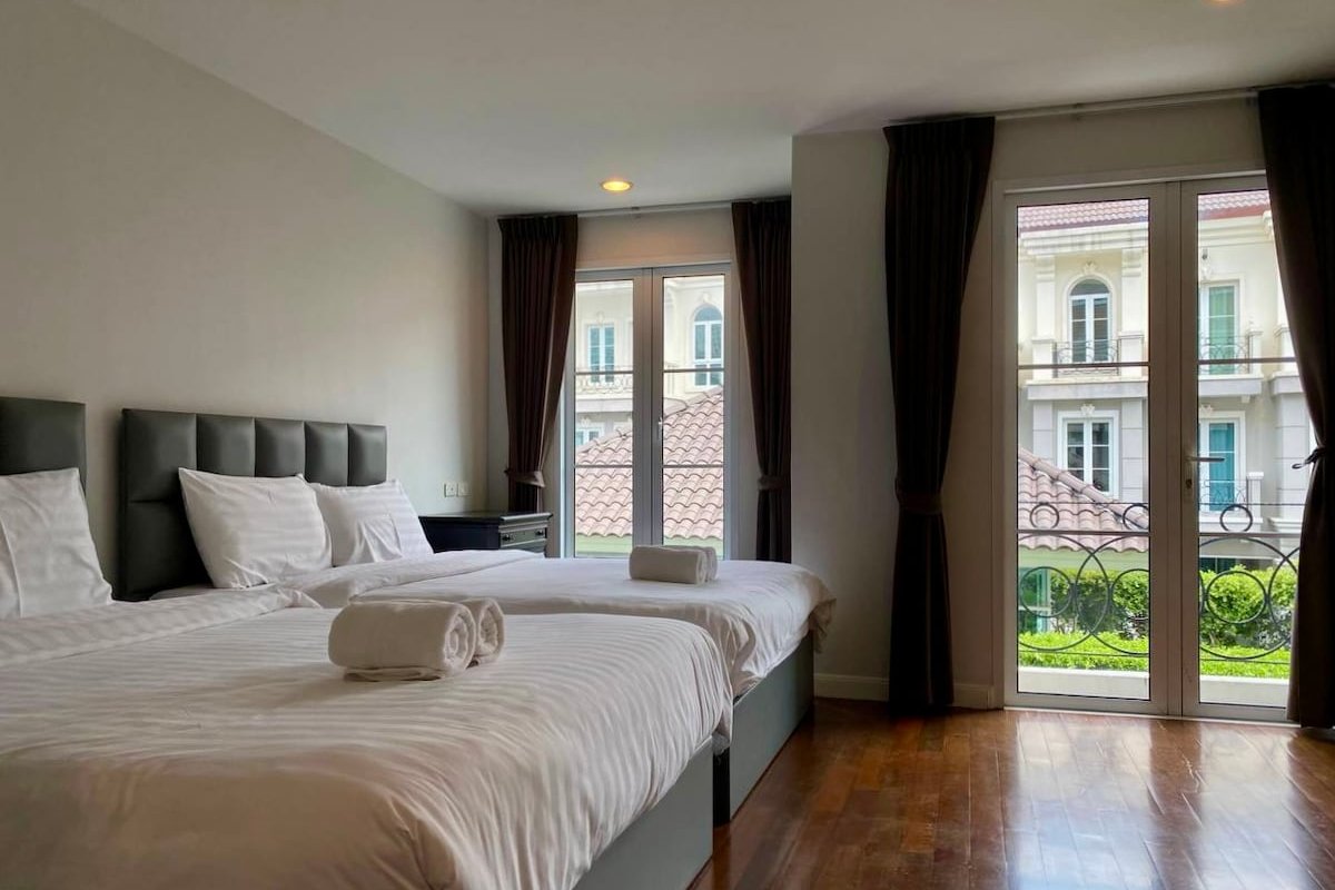 3BR (200sqm.) + guest pool and close to BTS/MRT! gallery image 2