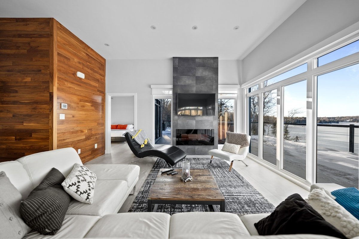 Charming Modern Waterfront Cottage gallery image 4