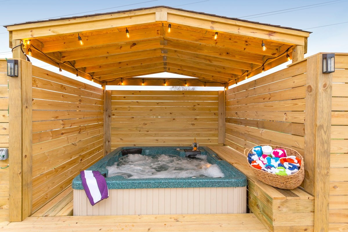 Cozy Courtyard, 4BD/2.5BA, 4 miles to DT- Hot Tub! gallery image 4