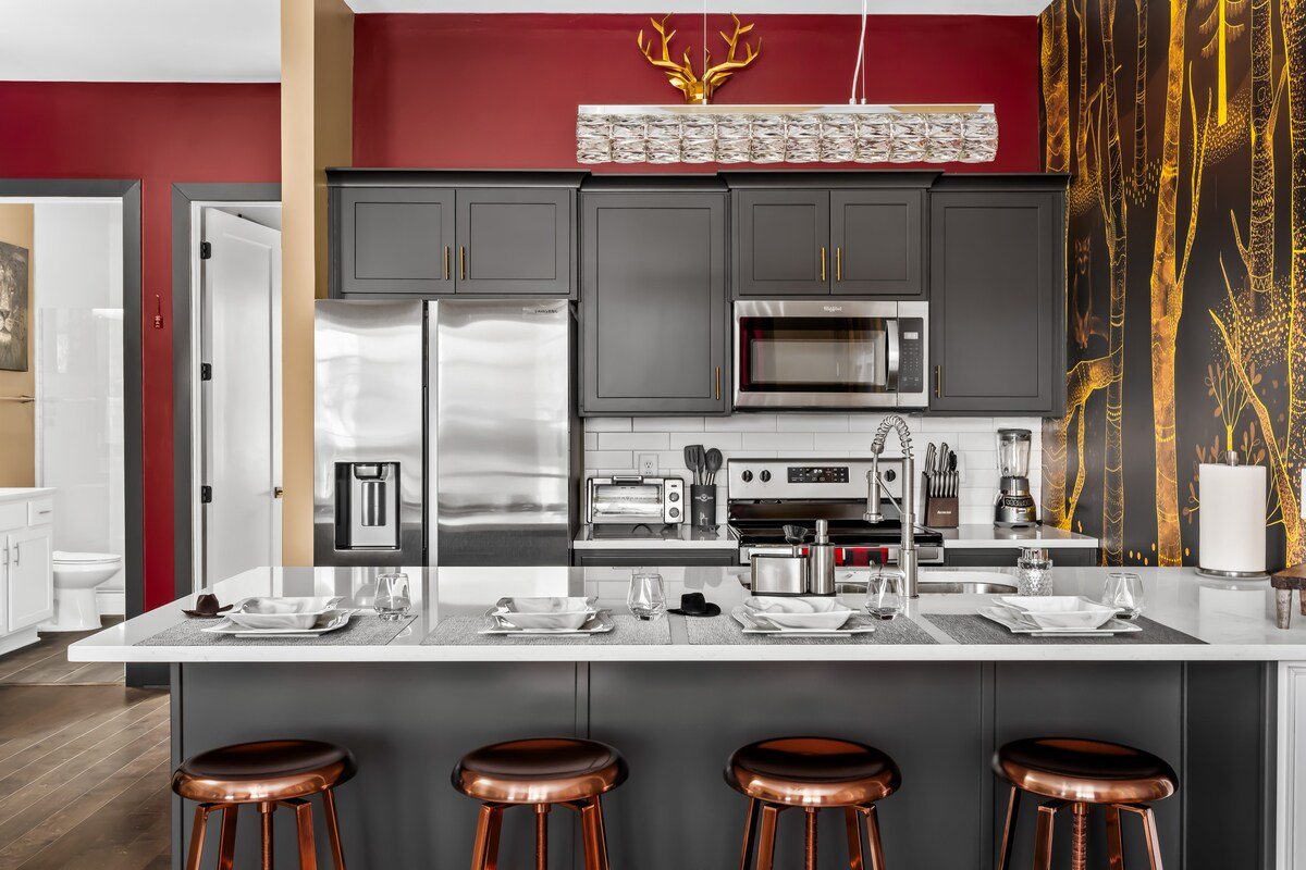 Luxe Home | Rooftop Views | Game Room | Mins to DT gallery image 4