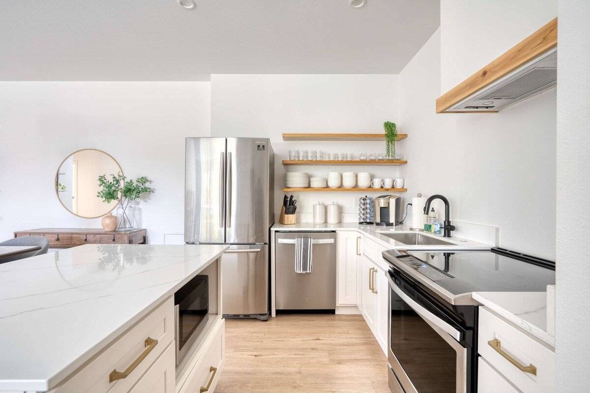 4BR Luxury Condo | Walk to Mississippi & Alberta gallery image 3