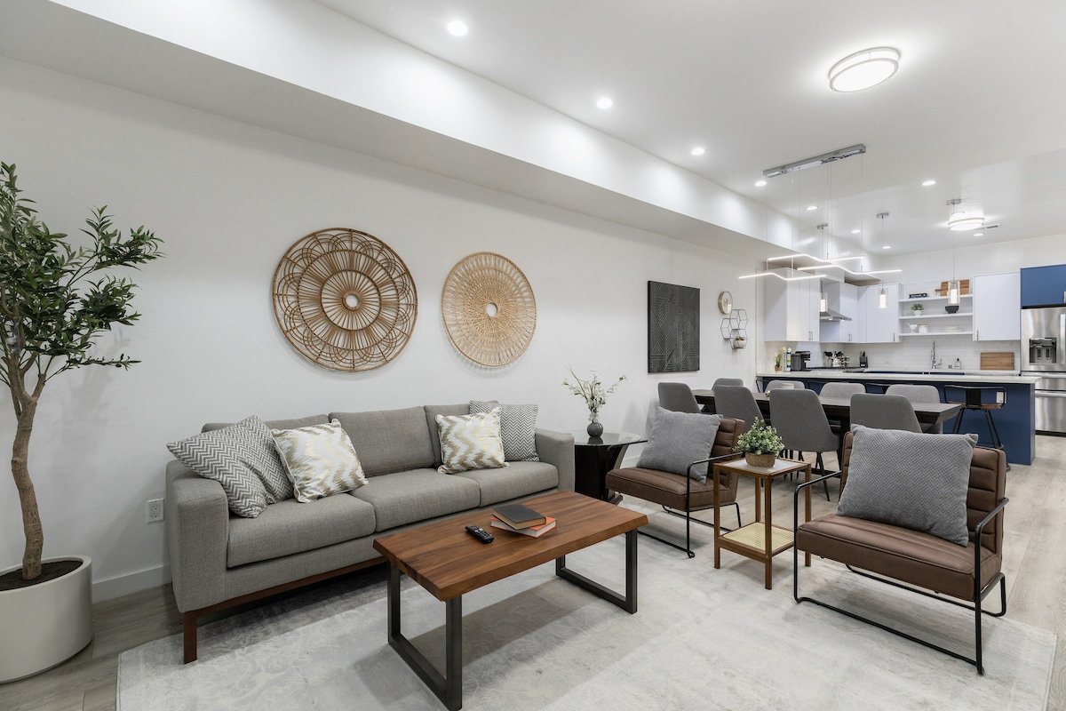 Spacious 4 Bed 4Bath | Rooftop, Game Room & Garage gallery image 3