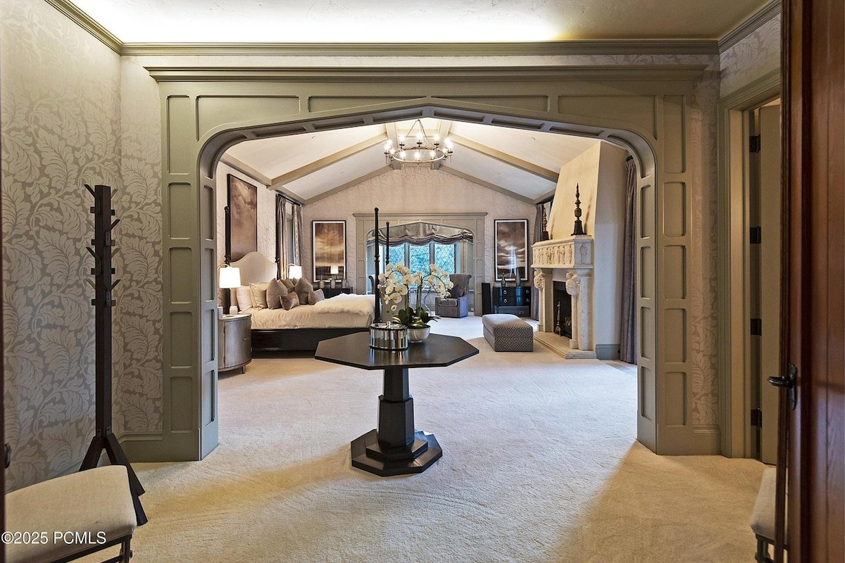 Luxury Colony Ski Castle, Perfect for Ski, Family gallery image 2