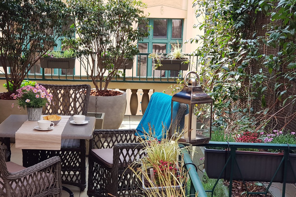 Cosily furnished apartm, unique terrace,AC,Prague1