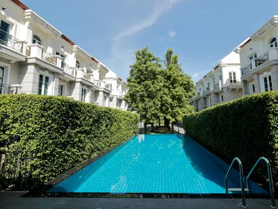 3BR (200sqm.) + guest pool and close to BTS/MRT!