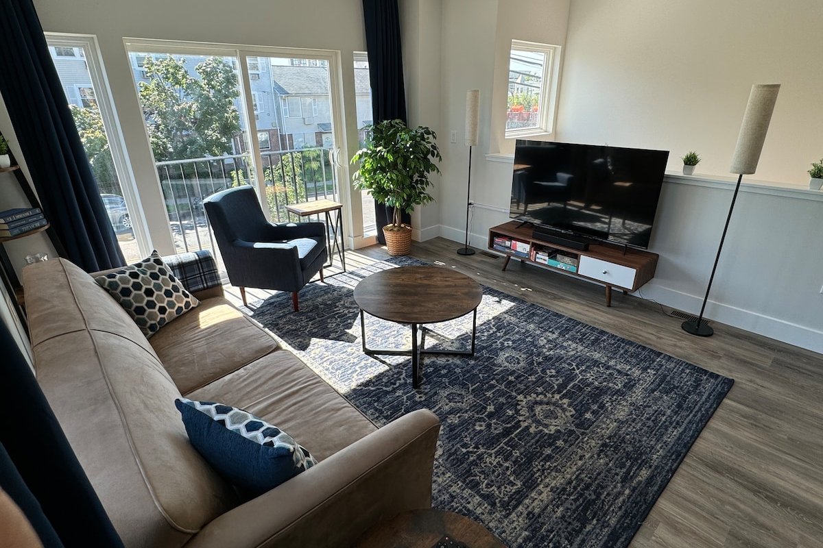 NEW 4BR/2.5 Bath Duplex w. Parking 10 min from EWR gallery image 2