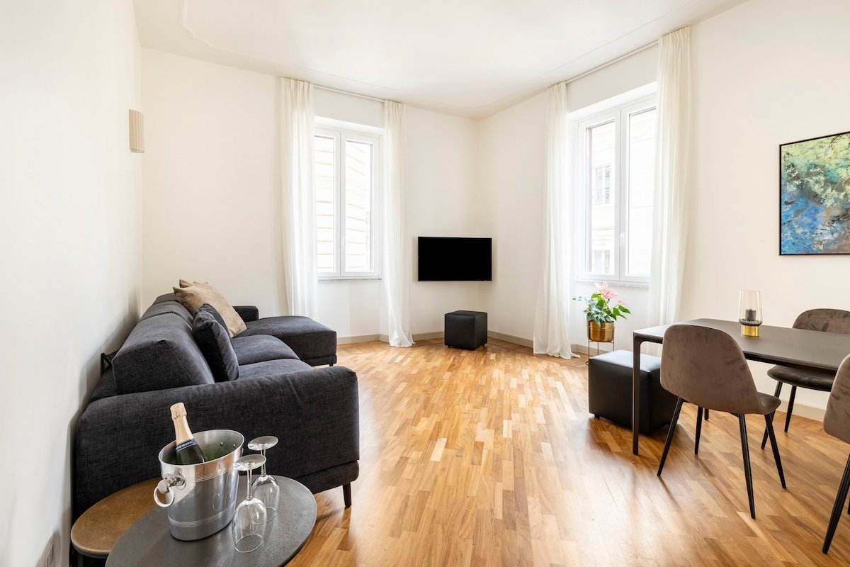 A prestigious and large apt facing Via Condotti gallery image 3