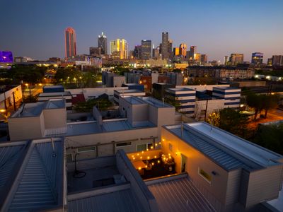 30% off MTR stays ~ Roof Deck*BBQ*Downtown Views!