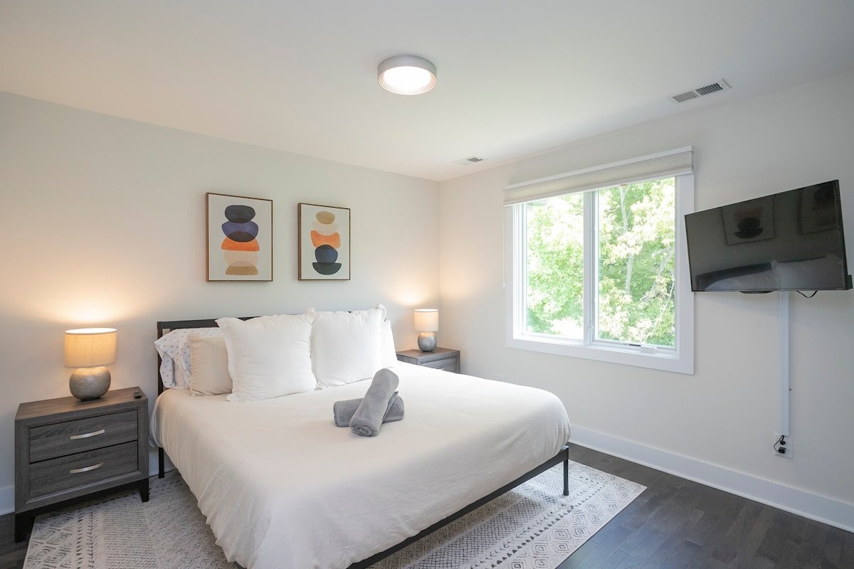 2 NEW homes! Sleeps 22! 5 minutes to Broadway & DT gallery image 4