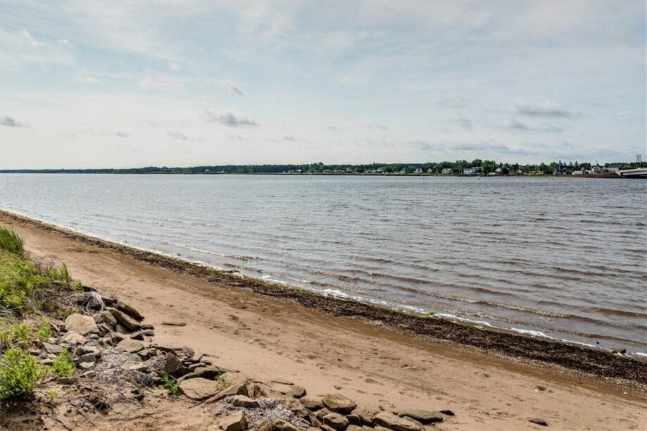 Spacious 5-Bedroom Cottage with Private beach gallery image 3