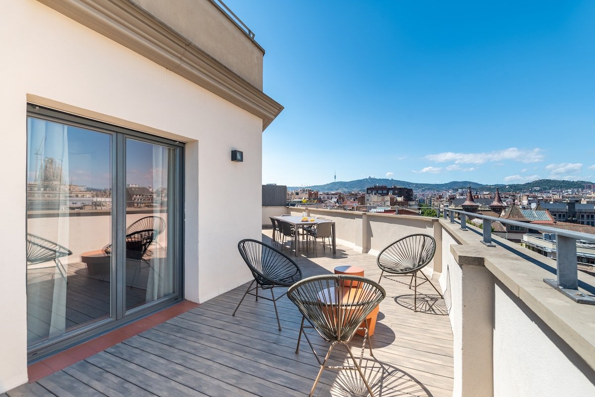 Spacious penthouse with terrace near to l’Eixample gallery image 2