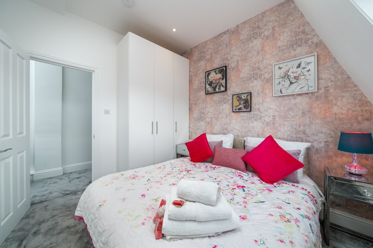 Royal Kensington •4BR Family Apt •Winter City Stay gallery image 5