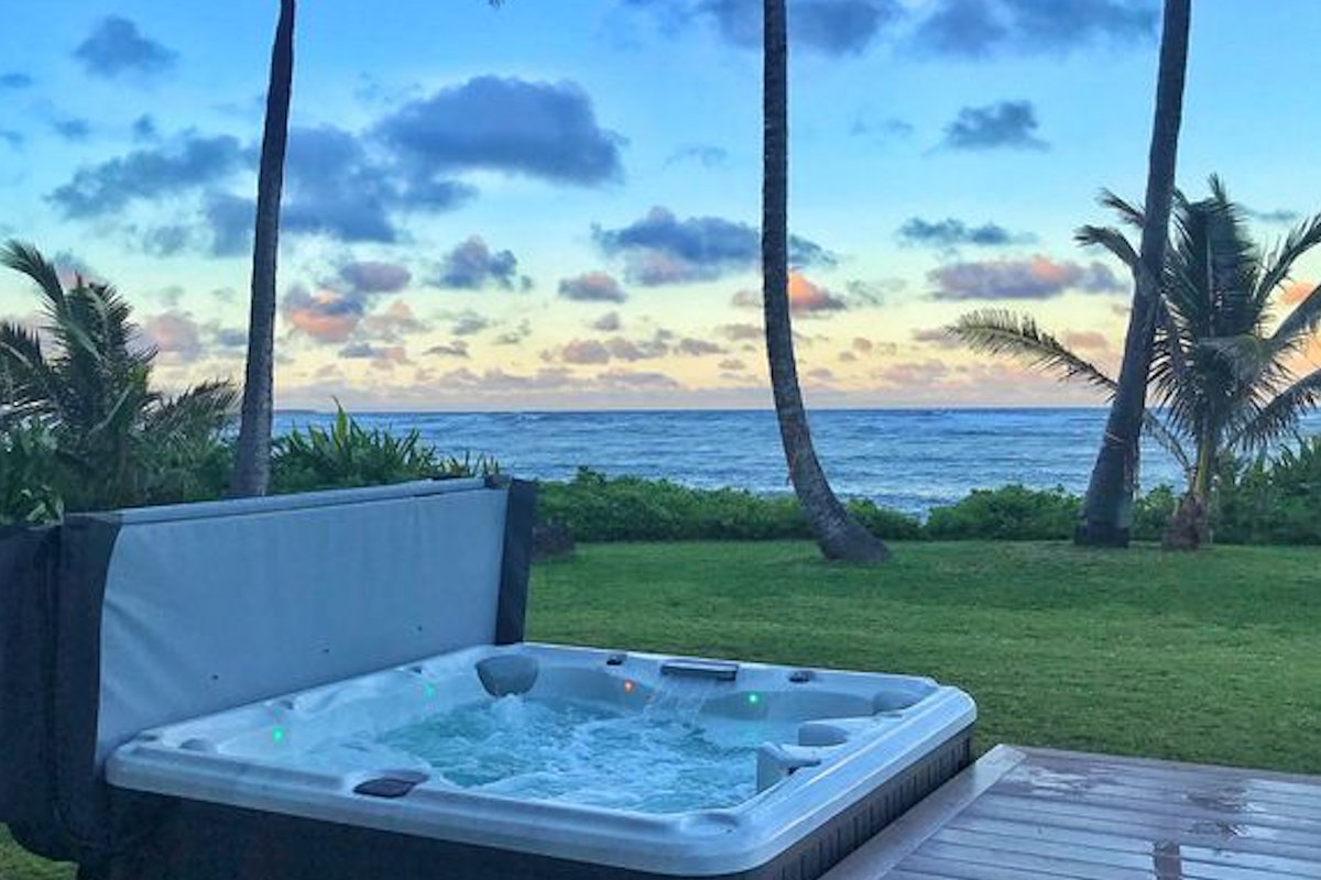 Beach Front Lux Home Sleeps 18, AC, Hot Tub