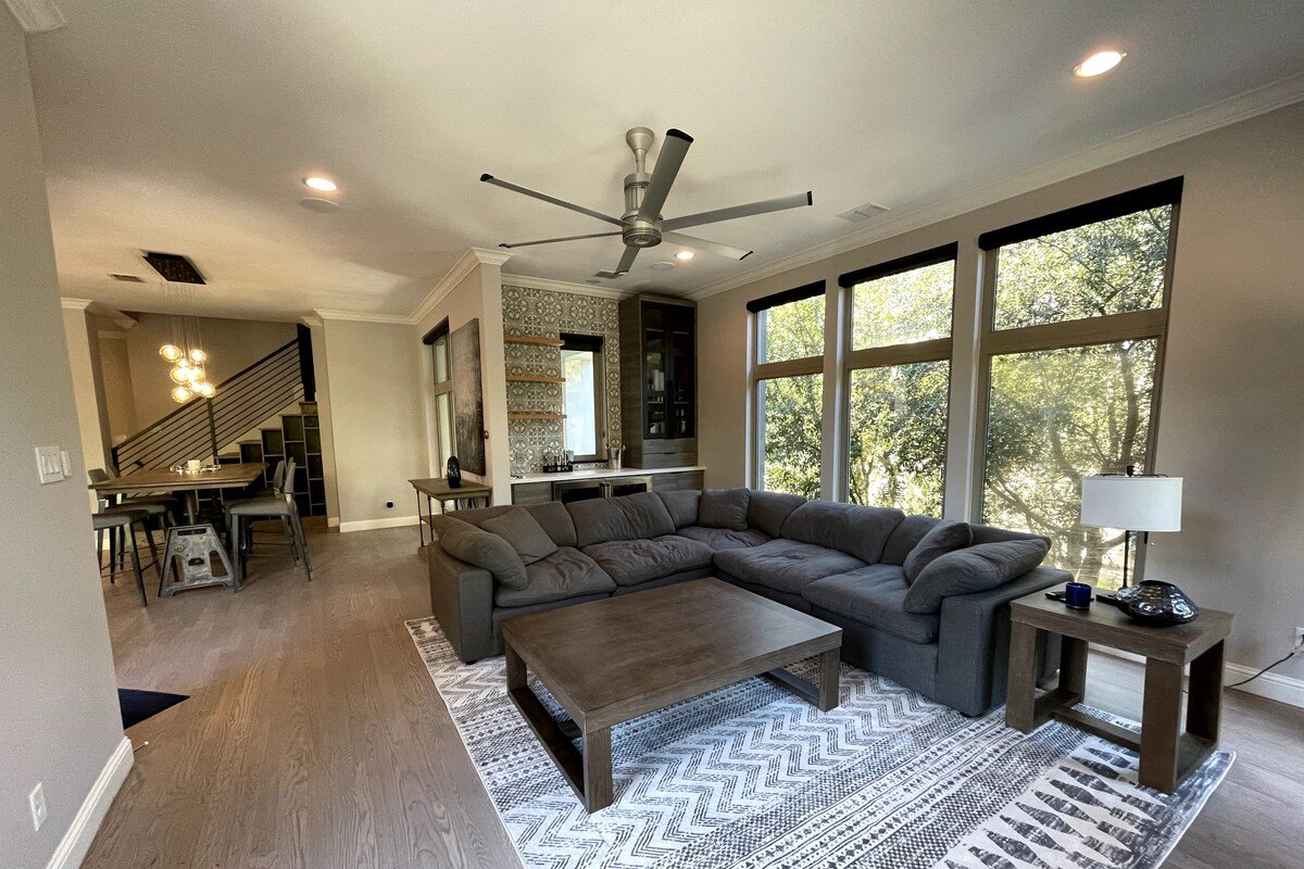 Stunning home with rooftop views gallery image 2