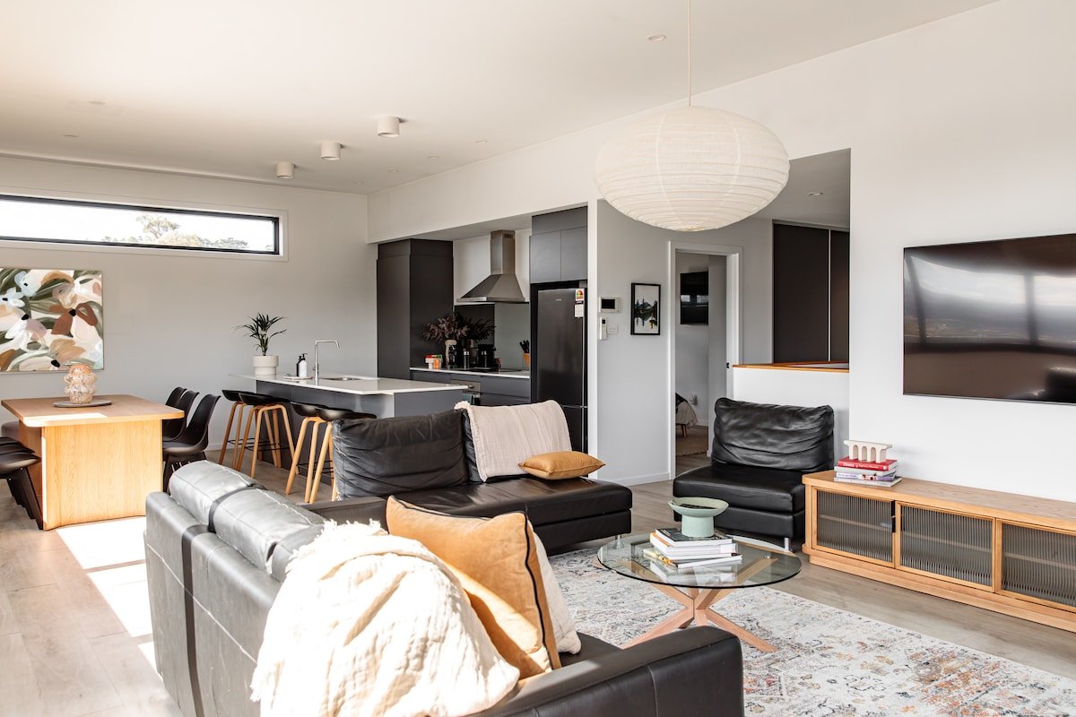 Spacious Launceston Retreat – Perfect for groups! gallery image 2
