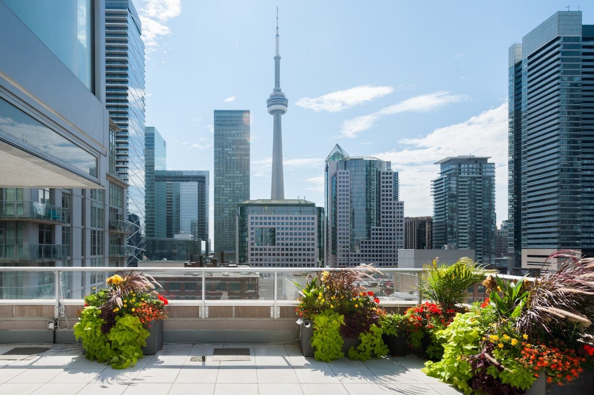 Luxurious 1000 sq ft Private Terrace 2 Bed Condo gallery image 2