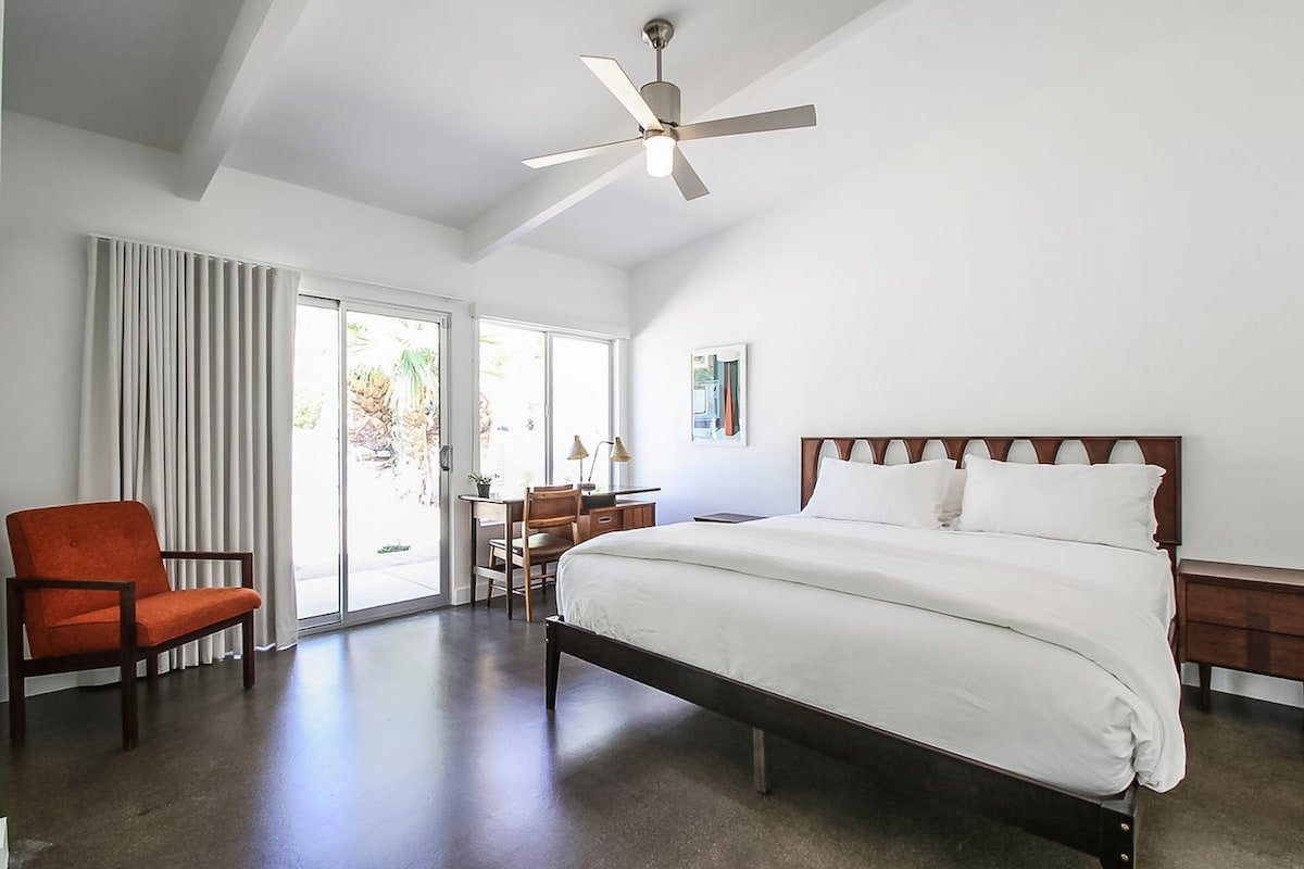 Viva Las Palmas – a Mid Century Modern Estate gallery image 5