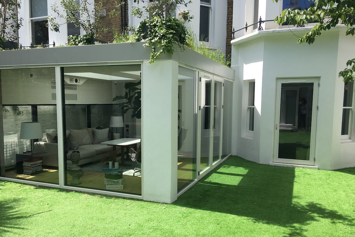 Modern 3 bed flat with a large garden in Chelsea gallery image 4