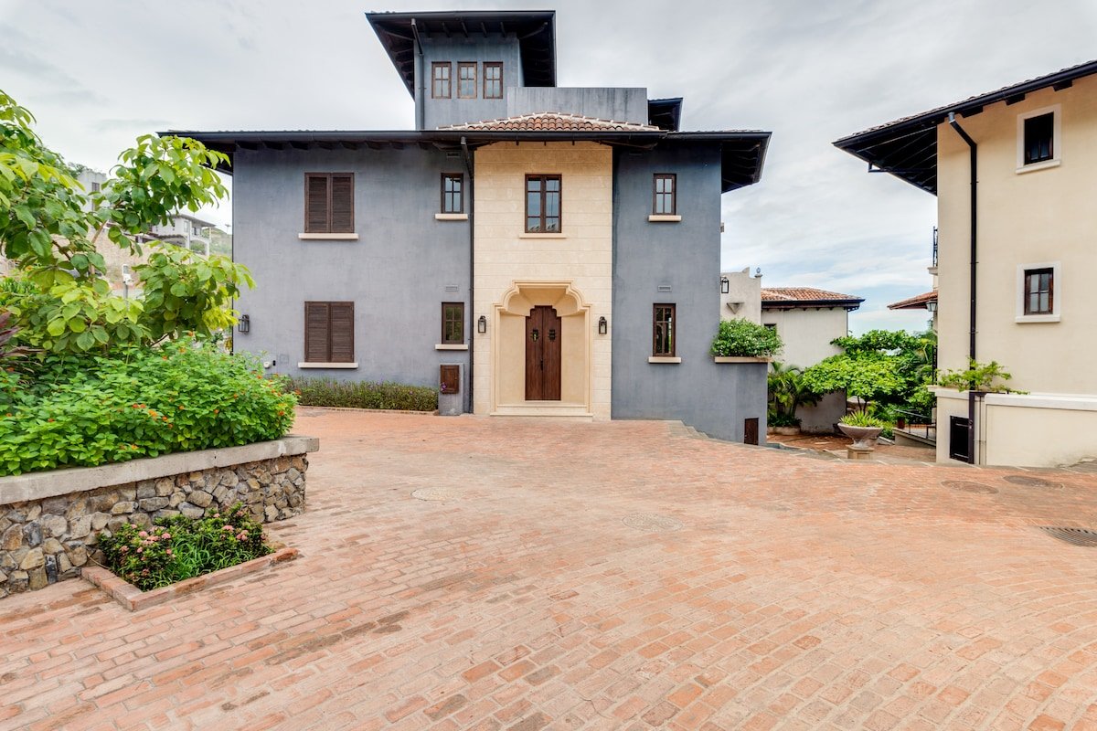 Near Beach, Pool & Beach Club Access – Casa Indigo gallery image 5